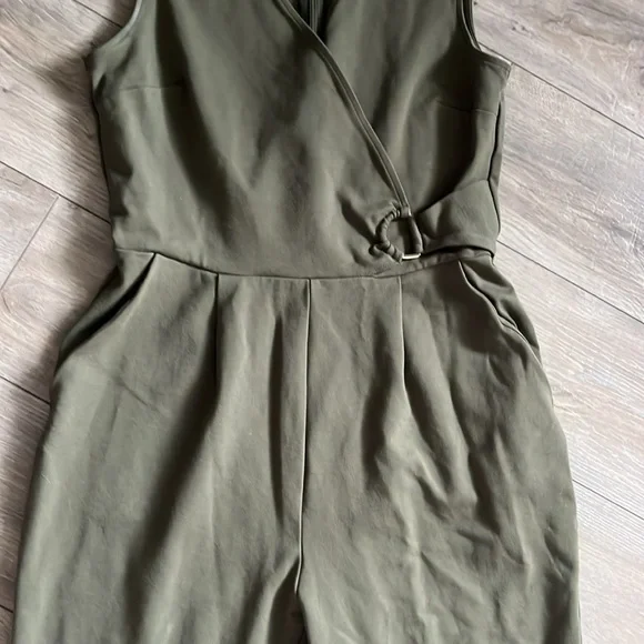 Liz Claiborne Green V-Neck Jumpsuit - Picture 5 of 15